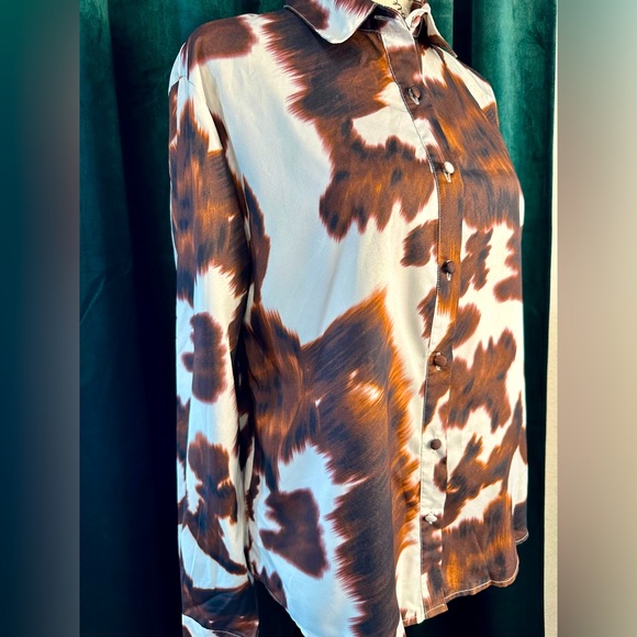 Abstract cow print long sleeve button down shirt, size US 6, UK 10 - Picture 4 of 5
